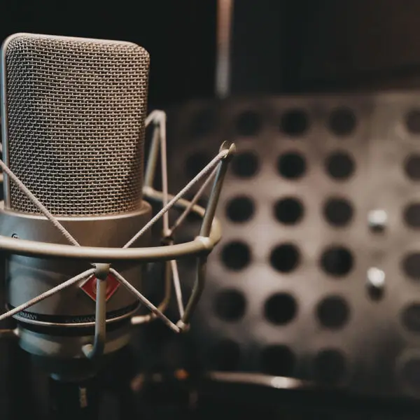 microphone-sound-recording-room-studio-7PC5V49.jpg