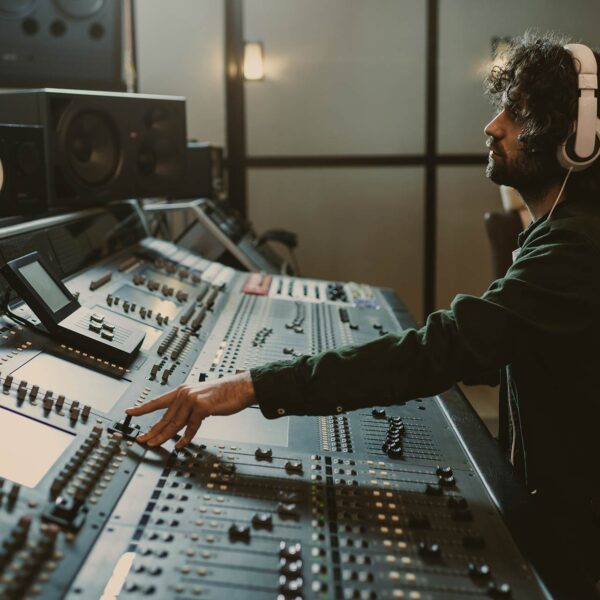 side-view-of-concentrated-sound-producer-working-a-4XQKWRH.jpg