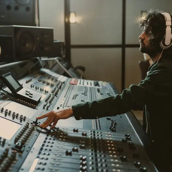 side-view-of-concentrated-sound-producer-working-a-4XQKWRH.jpg